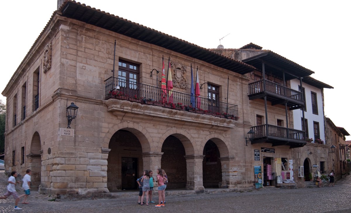MiraMiAyunta's tweet photo. 🏛 Santillana del Mar (Cantabria) | ⚒ XVII

Sus enormes piedras en la base, sus escudos y sus arcos hacen que el pueblo de la Cueva de Altamira cuente con este monumental ayuntamiento. Edificios del Barroco como éste y otros del Medievo forman un conjunto digno de visitar 🔝 https://t.co/YuhrzEzia0