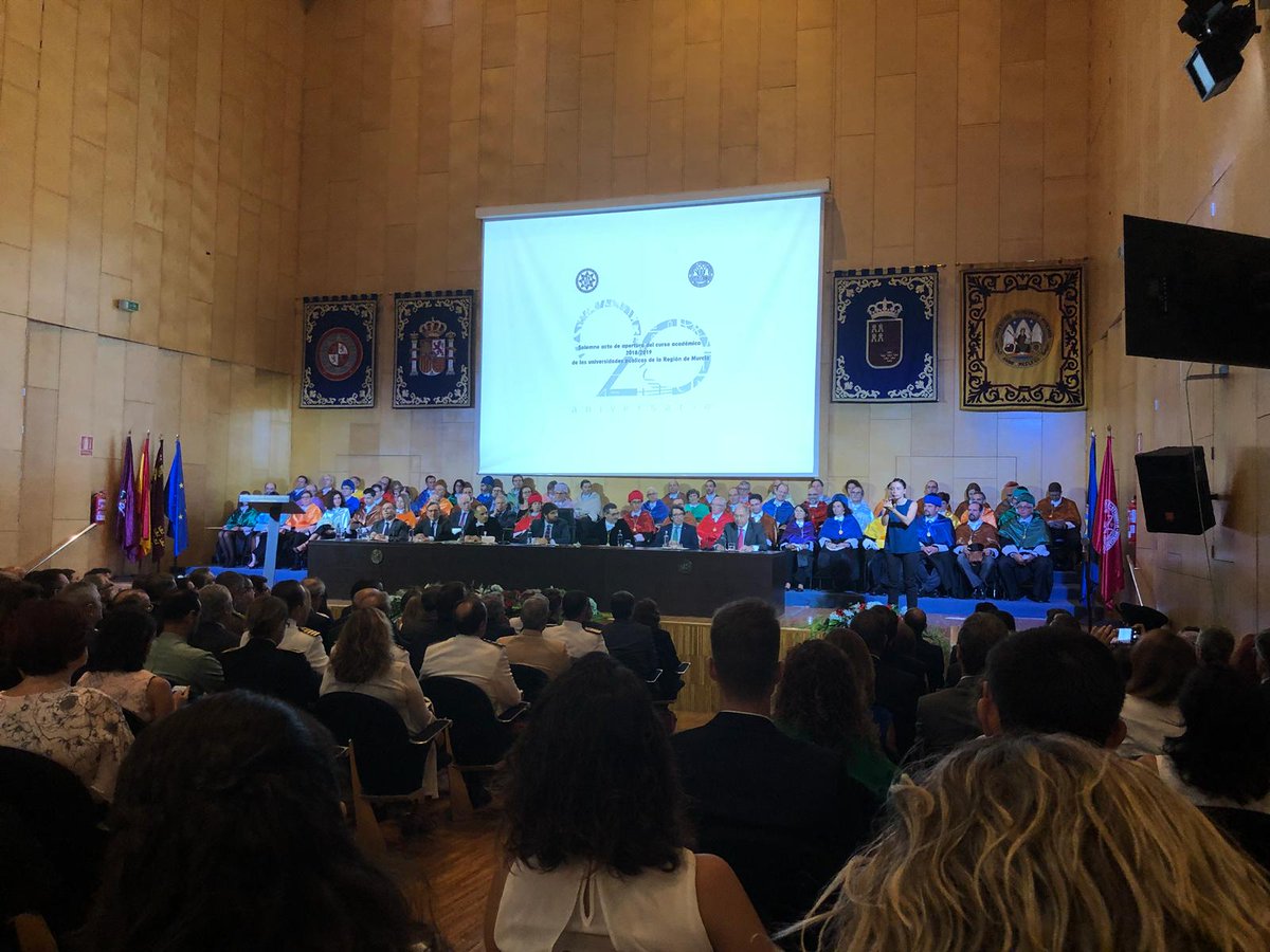 veolia_rmurcia's tweet photo. Estamos en la apertura del Curso Académico 2018/19 de la @UMU y la @UPCTnoticias. Os deseamos a alumnos y profesores, 1 año lleno de éxitos. Nosotros seguiremos construyendo el puente Universidad-Empresa para abriros nuevas oportunidades profesionales como la #CátedraHidrogeaUPCT https://t.co/YtQMczonou