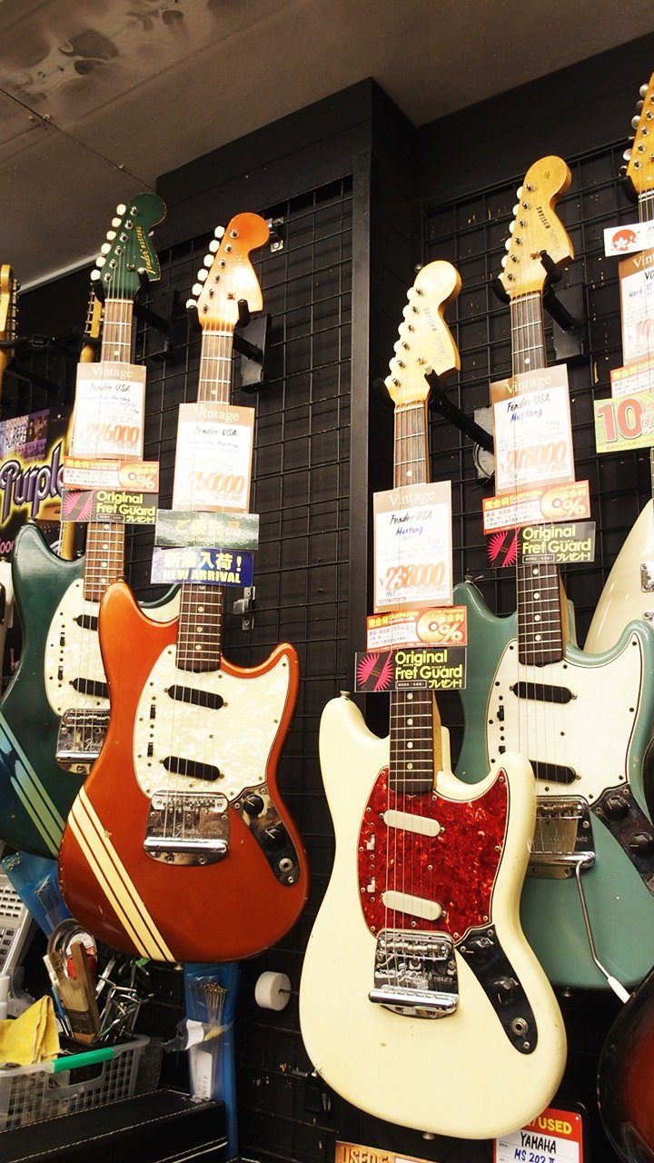 ギタープラネットエレキ本館 中古フロア ヴィンテージムスタング達が続々入荷です 現状usaではラインナップにも無いモデルゆえに国内外共に根強い人気があります サウンドも力強く カラッとした乾いたサウンドはたまりません 個性豊かな個体達です