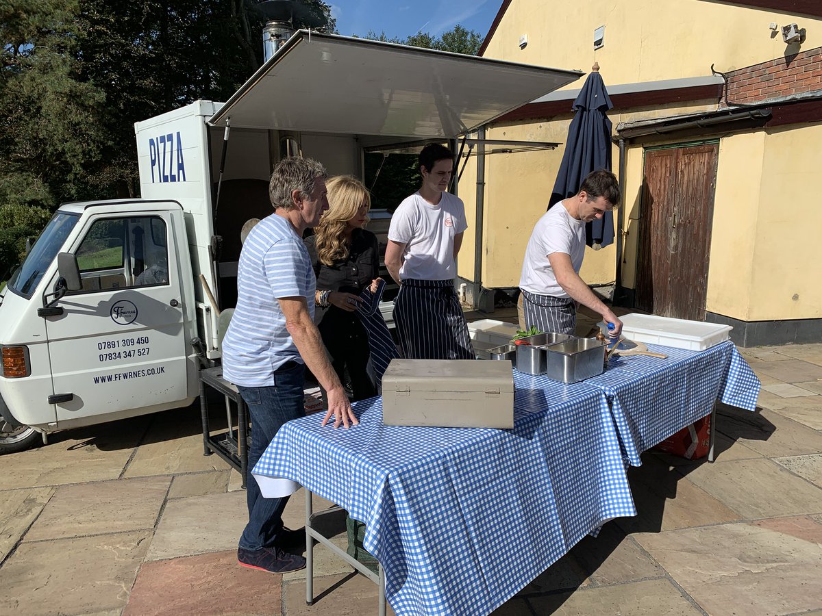 JonathanS4C's tweet photo. Dechreuad da i’r wythnos gyda bois y @Ffwrnes 🙌🏼 😍🍕 
Thanks for having us @MiskinHealth !! #pizza #notsofit https://t.co/NNnEAtj3OP