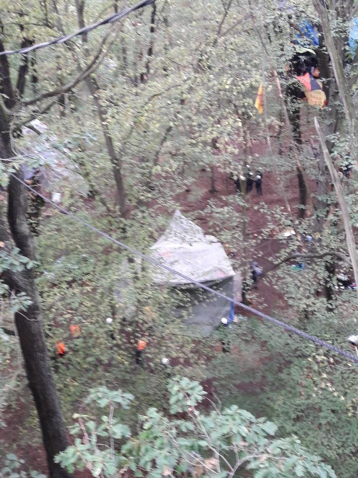 pflaumenstein's tweet photo. 1131 #kleingartenverein Cops &amp; RWE zerstören unser Vereinsheim am Boden. Hass wie noch nie. RWE Hände weg von #Gartenzwerg ! https://t.co/wSURBQVUJX