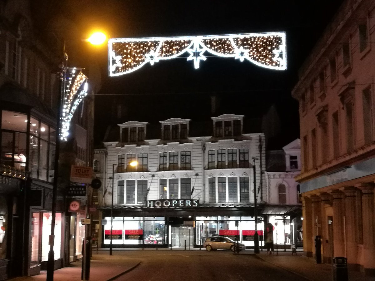 HGatChristmas's tweet photo. We're THRILLED to say we have now passed our £30k fundraising target for #HowBigIsYourBauble @StrayFM! Thanks to everyone who has donated! But last year's lights cost more than £40k, so if you haven't donated yet, please do: https://t.co/8dmTQwdiNA #Harrogate #Christmas https://t.co/fsERQsDqut