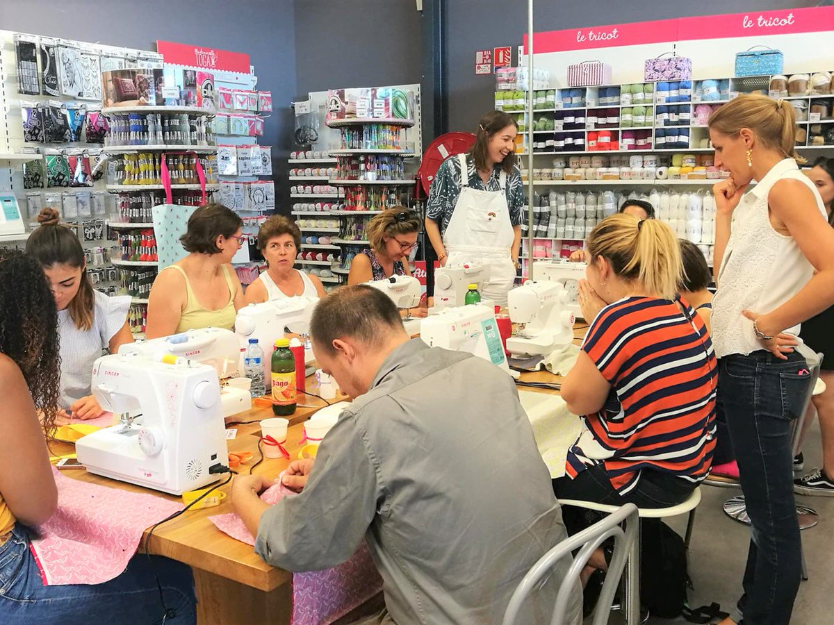TheCamelia_'s tweet photo. Retour sur l'atelier tote bag au Mondial Tissus de Montpellier ! 
Atelier hyper sympa avec de chouettes participants. Merci à tous ! 🌈
Article sur l'atelier DIY en ligne : https://t.co/JohO7fzFCP
#mondialtissus #journeeduDIY https://t.co/udcJqEXieB
