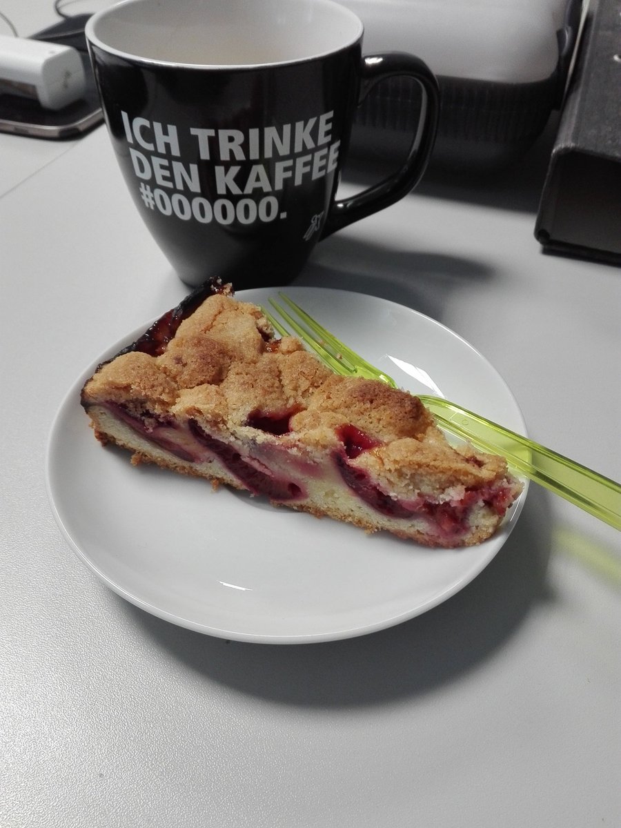 FastemsWehlan's tweet image. Great start on monday. Thanks to Hasim. Colleges who bring you cake @fastems #fastemsians #MondayMotivation