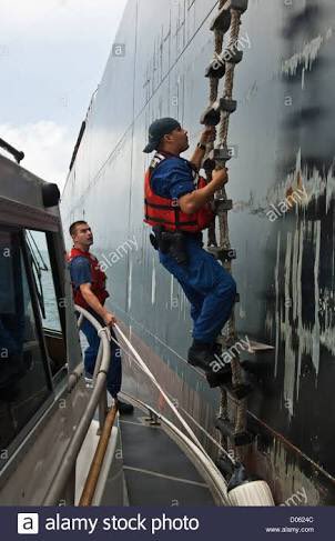 えるいー 夏インテテ ジャコブスラダーがいかに危険かは一目瞭然 何気に死亡例は多い ラダーが切れる恐れ 臨場先船舶 の野晒し状態のラダーを使わざるを得ないため ラダーの固定不良による落下 取付は相手任せ 動揺による挟まれ 自船と相手船の