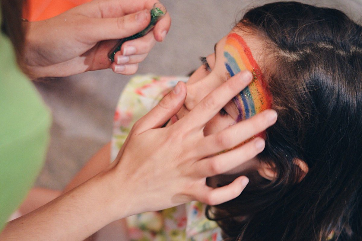 EnanoVerdeEs's tweet photo. Pequeños grandes soñadores!! Fiestas infantiles llenas de color, diversión y protagonismo para los más aventureros de la casa!! Con su cara pintada y creando en un taller de cientificos...la diversión está asegurada! https://t.co/UNrYEoREFg