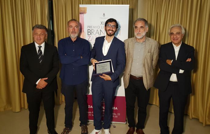 Complimenti ai vincitori del #PremioBrancati, @uncertonicola per i  Giovani con 'Vite e morte delle aragoste” @VolandEdizioni,  #MicheleMari con “Leggenda Privata” @Einaudieditore  per la Narrativa, e  @francoarminio con “Cedi la strada agli alberi” @chiarelettere per la Poesia.