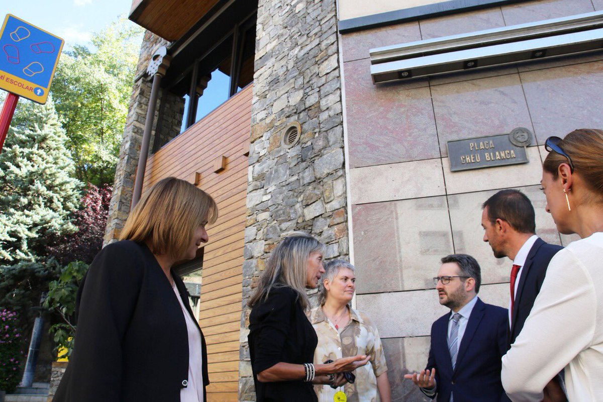comuee's tweet photo. L’Escola francesa i la Sagrada Família ja disposen de camí escolar 👧🏻👦🏻. Un projecte que sorgeix del Consell d’infants d’#EscaldesEngordany. Avui les autoritats n’han fet el recorregut. @unicefandorra @GovernAndorra @Mobilitat_AND @SafaEscaldes #Apacef https://t.co/FaeFKnGaf8