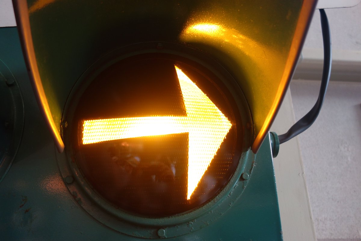 市電保存庫に六角ゼブラつき角型信号機がっ。 矢形矢印やし