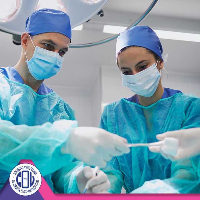 El trabajo en equipo es de vital importancia durante todo la intervención quirúrgica
“Somos la Sociedad de Cirugía Buco-Maxilofacial, mas 60 años trabajando por Venezuela!”