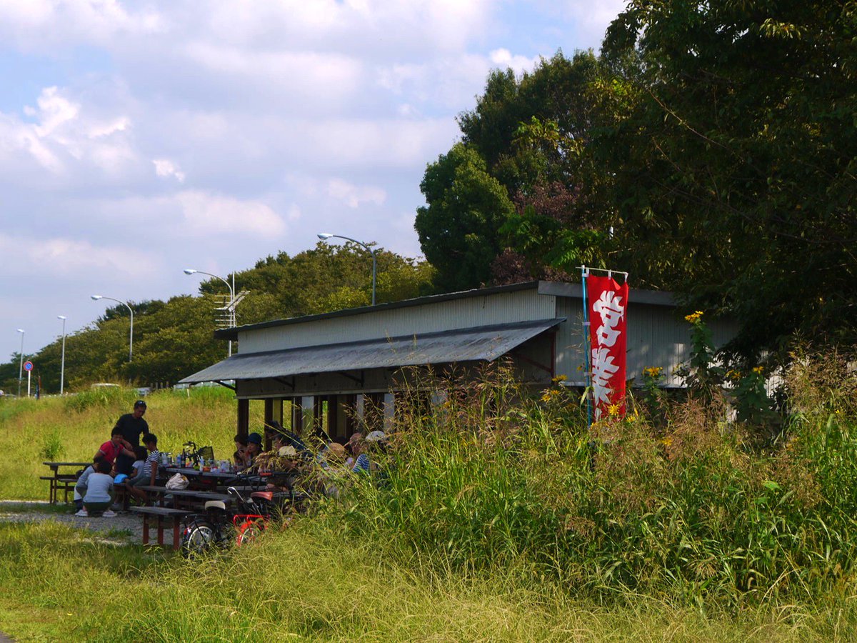 多摩川土手にある「たぬきや(稲田堤)」が10/28で閉店だそうです。悲しい。大好きで漫画にも描いた。ちなみに10/14(日)は臨時休業らしいのでご注意を。 #たぬきや 