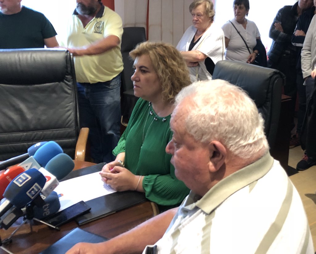 ovizapico's tweet photo. Pleno en Riosa,  Ana Díaz, Alcladesa, "o nos matan o nos aguantan." #YoNoTengoMiedo https://t.co/VDdgeJpN0x