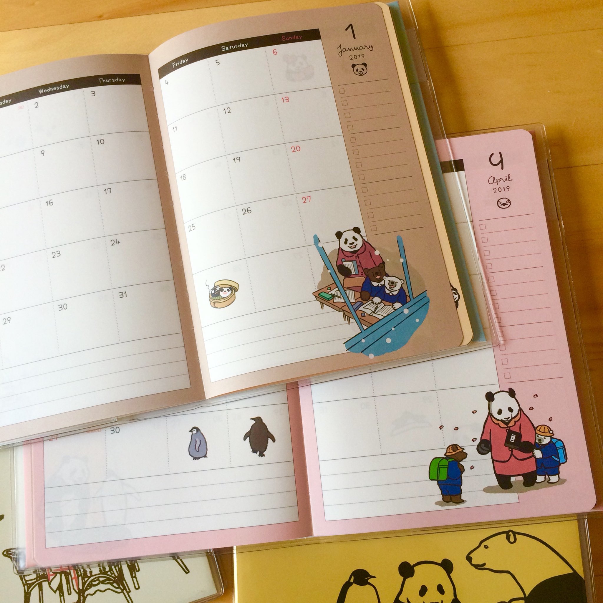 ヒガアロハ Polarbearcafe しろくまカフェの19年版スケジュール帳 18年9月始まり ４種類が発売中です 今年は仔グマのイラストがいっぱい オシャレに可愛く作って下さったので とってもオススメです しろくまカフェ T Co Cu70okni6t