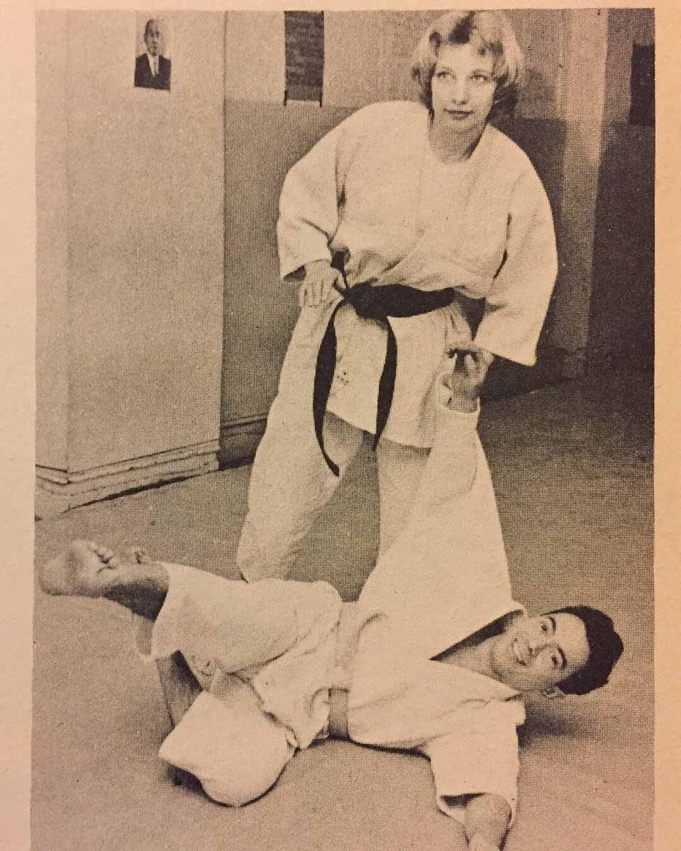 LLToby's tweet image. Classic images of women kicking ass in the early Sixties. From The Art of Ju Jutsu (1961) #jujitsu #MartialMonday #selfdefense #SelfDefenceTrainingForWomen #shelfie #thesixties #Women