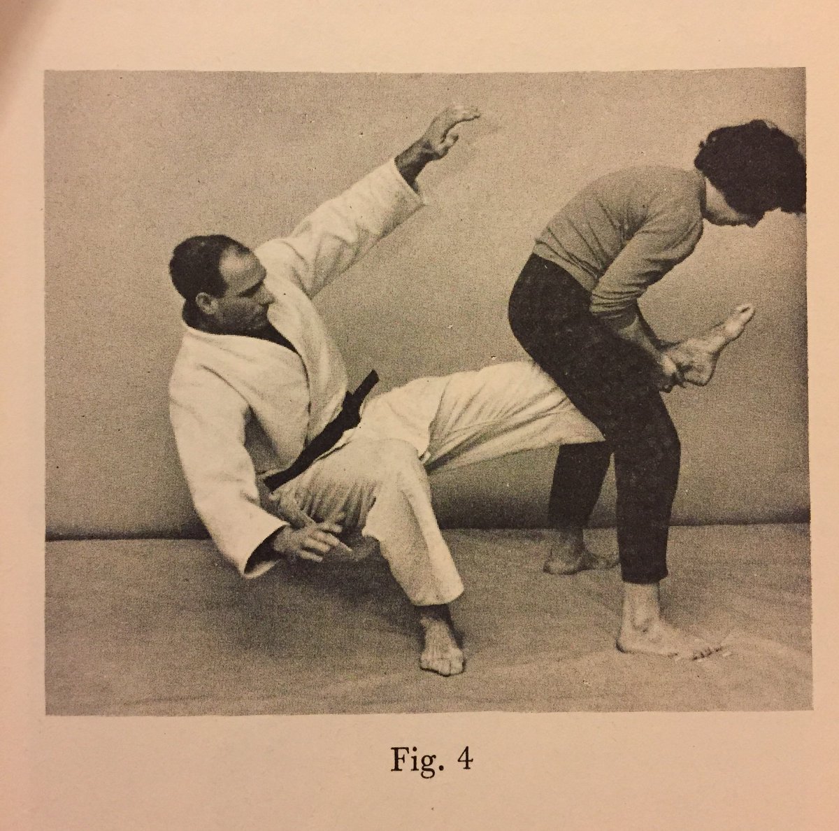 LLToby's tweet image. Classic images of women kicking ass in the early Sixties. From The Art of Ju Jutsu (1961) #jujitsu #MartialMonday #selfdefense #SelfDefenceTrainingForWomen #shelfie #thesixties #Women