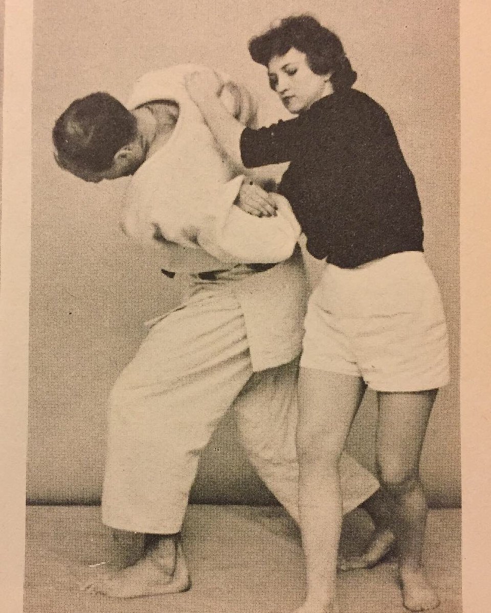 LLToby's tweet image. Classic images of women kicking ass in the early Sixties. From The Art of Ju Jutsu (1961) #jujitsu #MartialMonday #selfdefense #SelfDefenceTrainingForWomen #shelfie #thesixties #Women