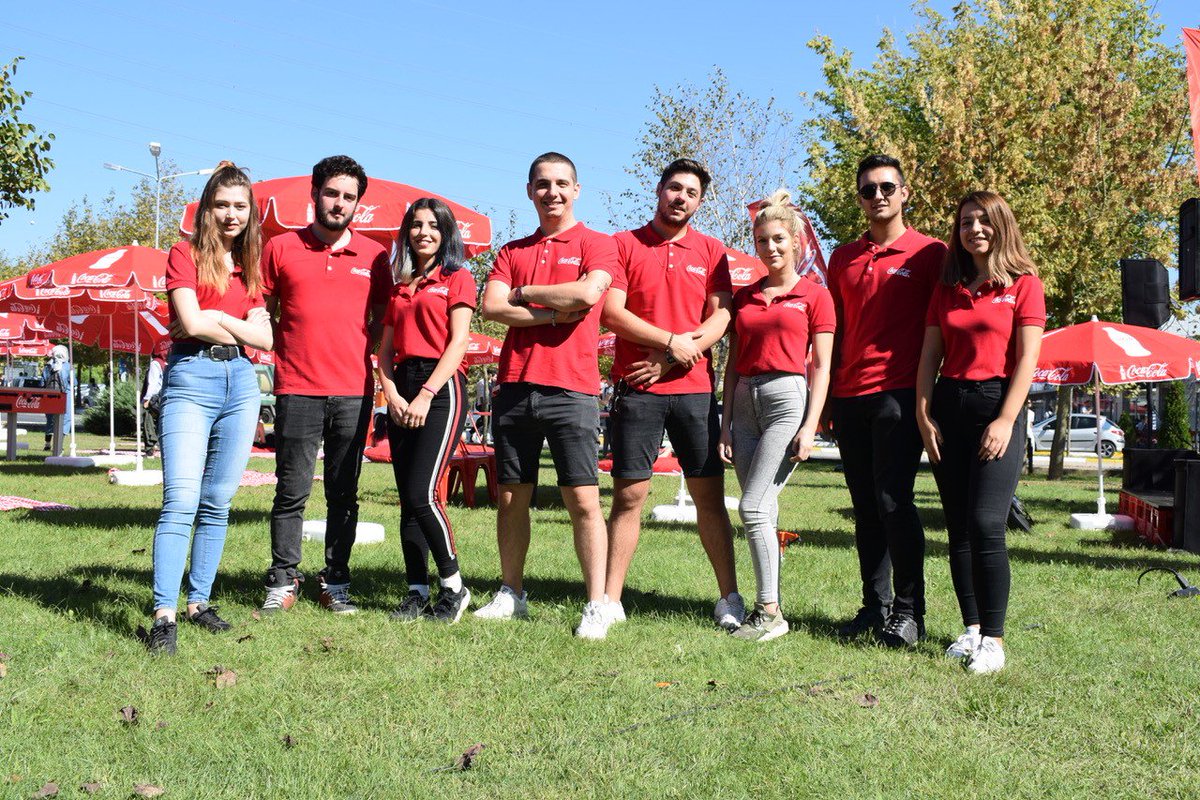 Coca-Cola ile bugün başlayan üniversite roadshow maceramızda an itibarıyla Sakarya Üniversitesi’ndeyiz! Birbirinden lezzetli atıştırmalıklar, eğlenceli oyunlar ve Coca-Cola ile keyifli bir gün için hazırız✌ #CocaColaTürkiye #dimi #Piknik #Üniversite #Etkinlik #CocaColaKampüste