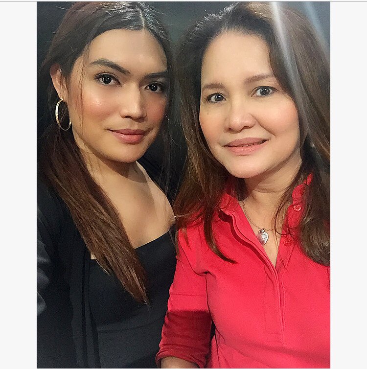 ClaireNg1's tweet image. So happy to see ur beautiful mommy @mainedcm here at MAC MAll of Asia.. 💕 yay ! she bought ur lippies and we had a great time having her😍 wearing @mainedcm 👄💄😘 #MaineDCM #MainedcmMacMakerLaunch #mainedcmForMAC