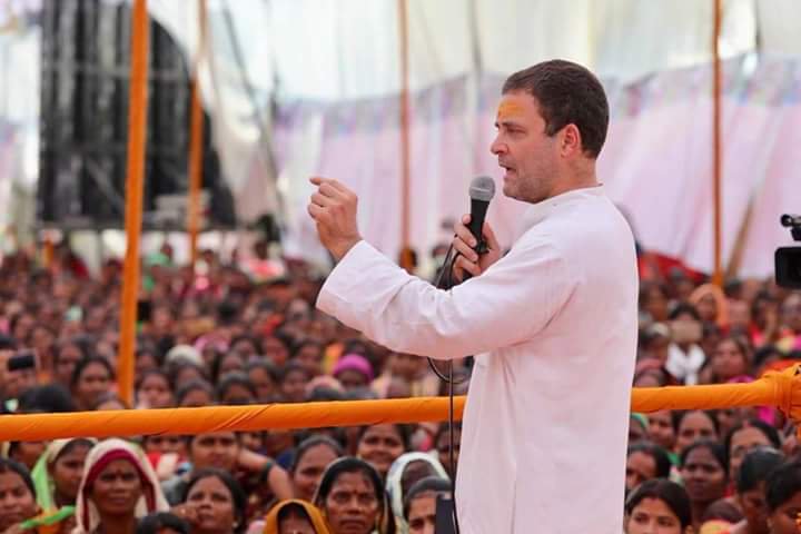 Rakeshjeeinc's tweet photo. अमेठी में कांग्रेस अध्यक्ष, राहुल गांधी जी ने "राजीव गांधी महिला विकास परियोजना" के सदस्यों को संबोधित किया व उनसे चर्चा की।
#Amethi #RGInAmethi https://t.co/o3O01LhDEJ