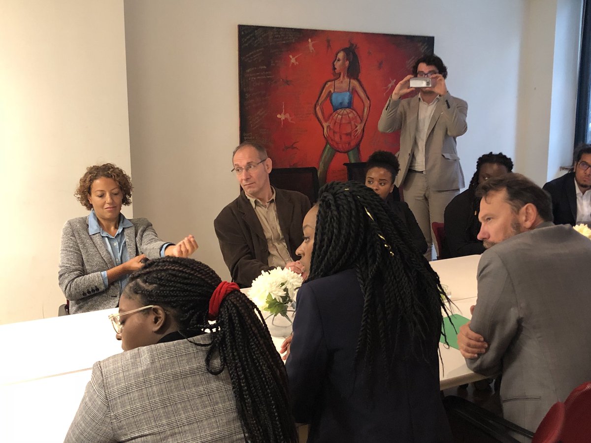Pass_IDE_Paris's tweet photo. Les jeunes #entrepreneurs #français du programme d’échange 🇫🇷 🇨🇦 #RéciproCités déjeunent et échangent ce midi avec M. Le Consul de France @francetoronto et M. Grenier Godard, Directeur de l’@AFdeToronto #ONfr #TOfr @AmbCanFrance @JustinTrudeau @HonAhmedHussen @ONfr_TFO https://t.co/Yh8ZhQX9cR