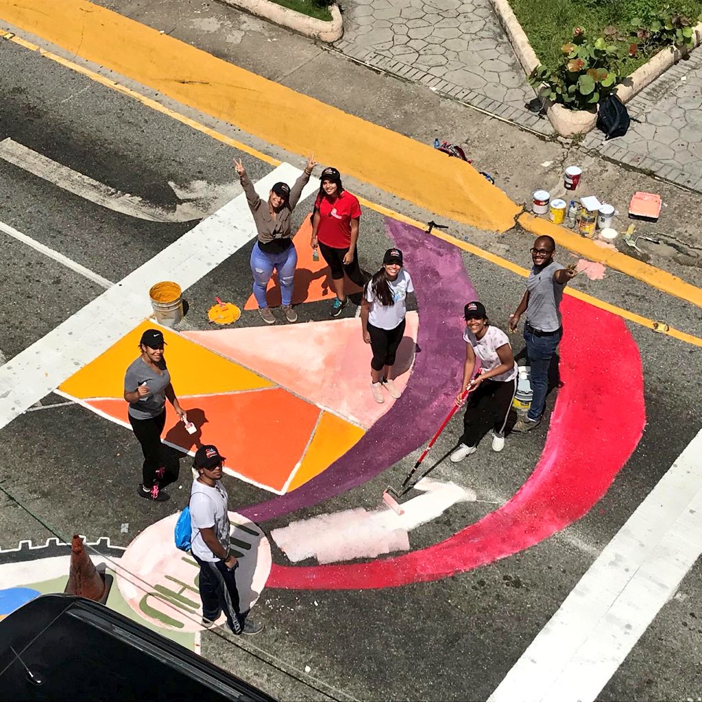 INTRANT_RD's tweet photo. Las escuelas de arquitectura de @UniversidadUASD, @UNPHURD, @PUCMM y @EstudioEleSiete, continúan implementando #UrbanismoTáctico en nuestra ciudad, con pasos peatonales🚶🏻‍♀️y  box de motocicletas y bici. 

¿Te gustaría ver esta iniciativa en todo el país? | #SemanaMovilidadRD https://t.co/xB968NCmaM