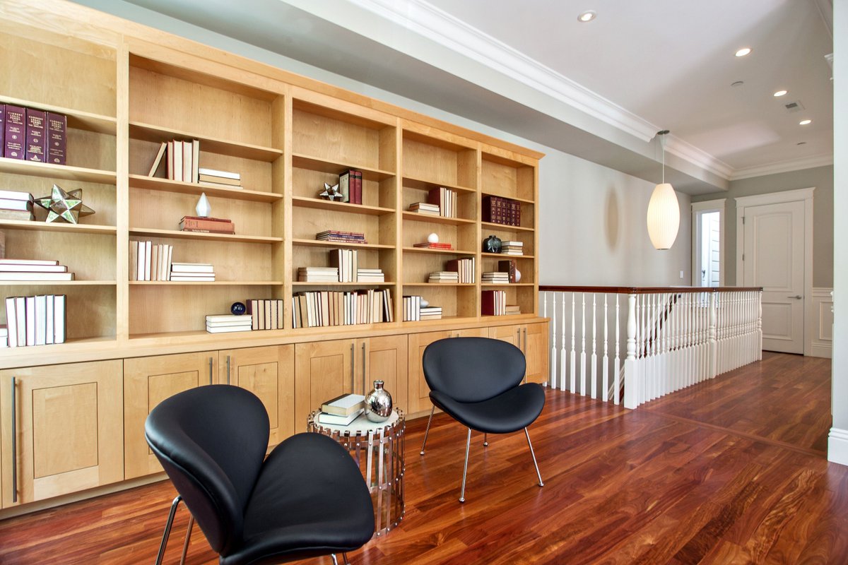 chrisdesigninc's tweet photo. It’s not just about the books, it’s also about the value-added feature of the shelves themselves. Leaving a few shelves empty and letting the shelves breathe makes all the difference. #ChrisTips #InteriorDesignTips #Bookshelf #InteriorDesigner #InteriorDecor https://t.co/m1bXUtwZG1