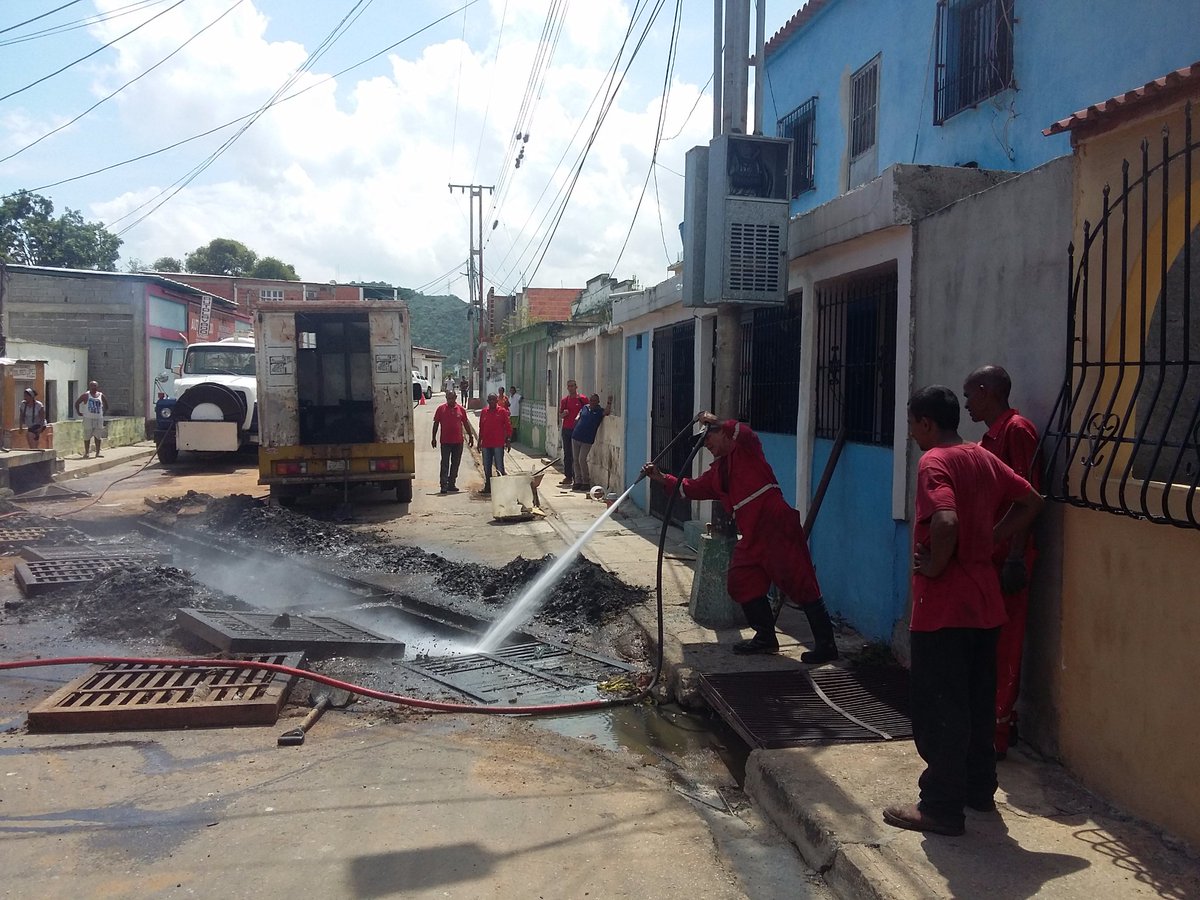 #Limpiezadedrenaje de aguas pluviales, en el sector de Libertad calle 29; siguiendo instrucciones del alcalde @JCbetancourt72 @Hen_rro @apuertocabello