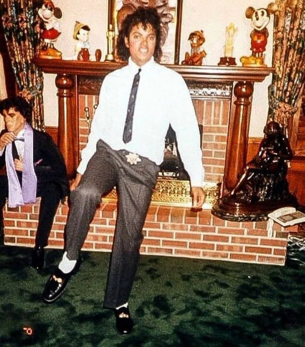 majesking1's tweet photo. #MichaelJackson ensayando su #mooonwalk en casa! https://t.co/Sltvcl9v2r
