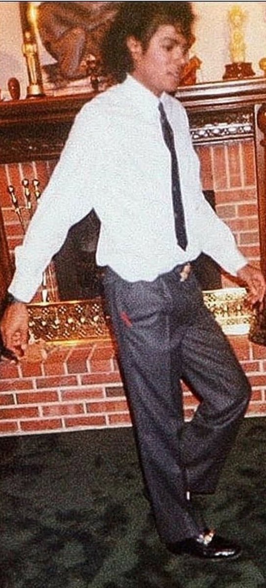 majesking1's tweet photo. #MichaelJackson ensayando su #mooonwalk en casa! https://t.co/Sltvcl9v2r
