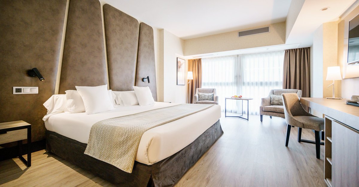 ILUNIONHotels's tweet photo. ¿Con ganas de seguir disfrutando del buen tiempo? ¡Nuestro @ilunionhotels Málaga te espera! Además, vive una experiencia única añadiendo el relax de nuestro centro wellness a tu viaje. ¡No te lo pienses más! Reserva ya al mejor precio garantizado en https://t.co/TZgR0Ilkie https://t.co/LrTJBcTtbH