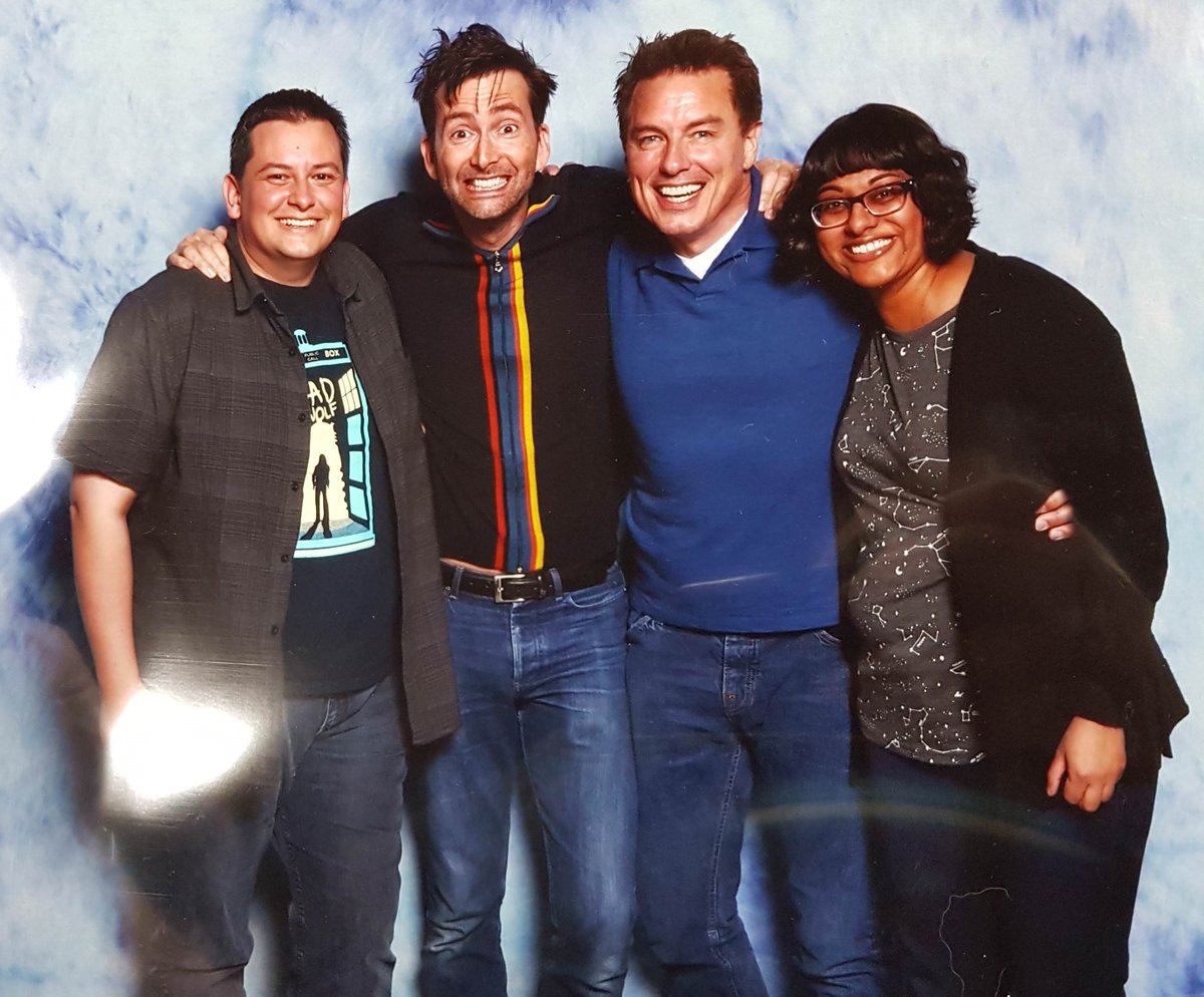 John Barrowman photo-bombed a #DavidTennant photo op yesterday  @EdmontonExpo! https://t.co/PUjq785MXw, image size:1200x994