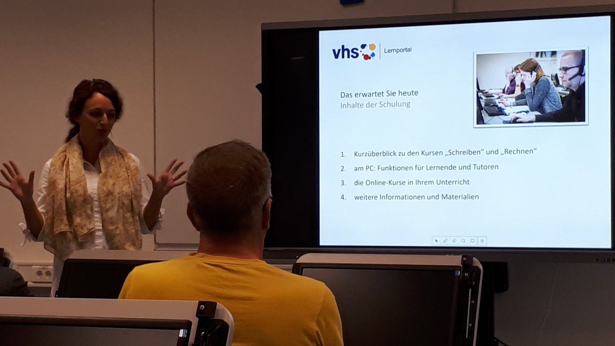 Ausgewählte Trainer führen jetzt erste Kursleitende und Lernbegleiter ins Portal ein. In halbtägigen Schulungen machen sie sich mit den Funktionen vertraut und können ihr Wissen dann mit „echten“ #vhs-Teilnehmenden erproben – vor dem großen Launch im November. #dvvvhs #iwl