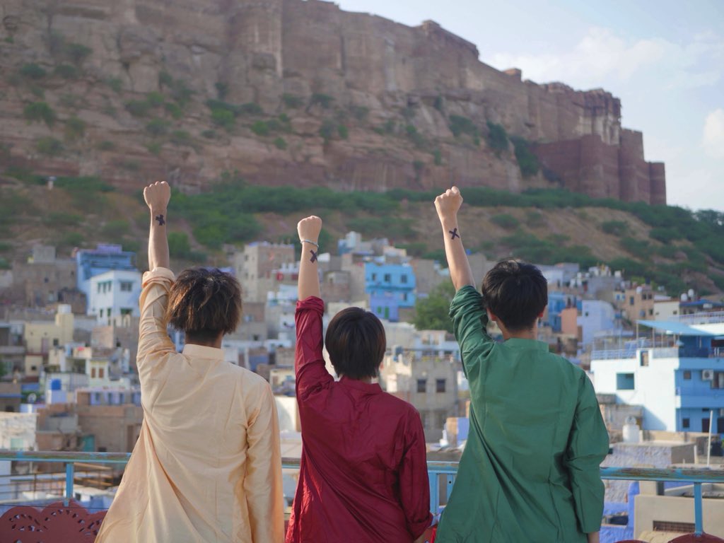 United Santa ユナイテッドサンタ One Piece アラバスタ編の モデルとなった街 ジョードプル ついにこのポーズをやったよ 俺らの絆はルフィ海賊団並みじゃあ ちなみに自分のことを左から ゾロ チョッパー サンジ だと思って ポーズ決めてます