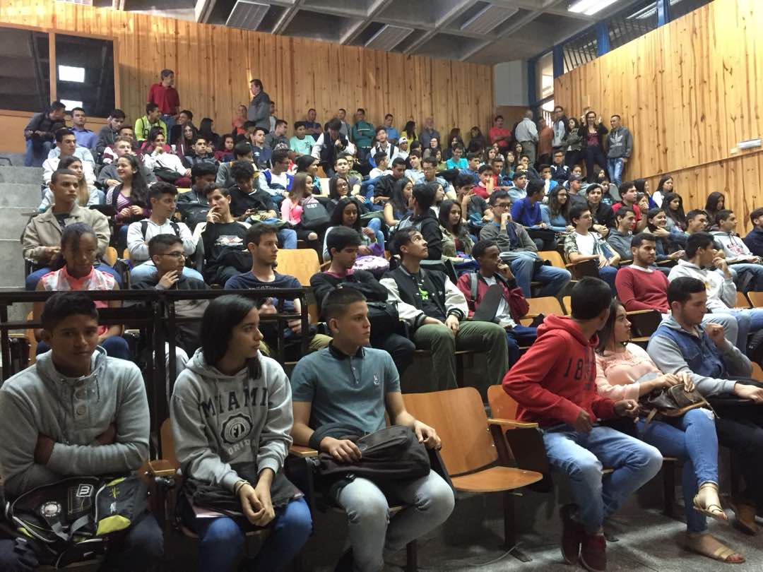 leoperiodista's tweet photo. Autoridades de la Facultad de Ingenieria y Rector de la #ULA Prof. Bonucci Mario dan palabras de bienvenida a estudiantes de nuevo Ingreso para segundo semestre del año.#24Sep https://t.co/YoIdr4F4Hd
