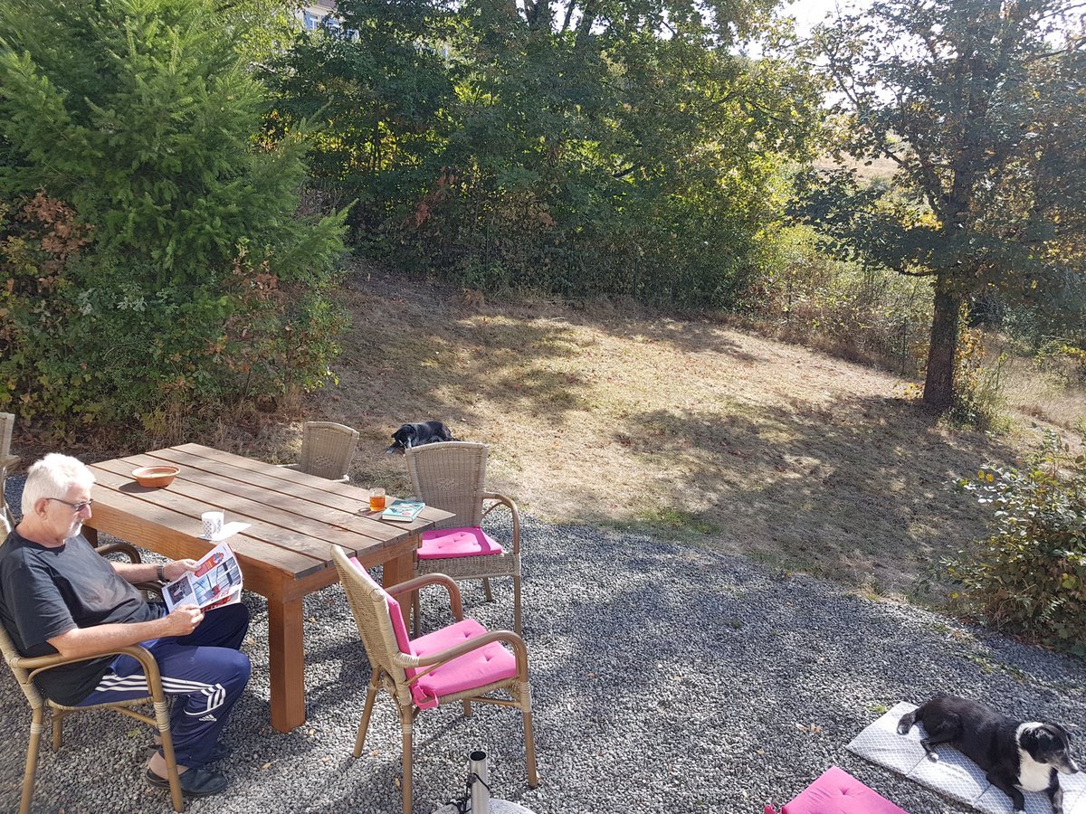Rickiezzz's tweet photo. Wij zitten heerlijk buiten, hier in de Bourgondische natuur๐๐ณ#Cuzy https://t.co/w4LGVs5iRb