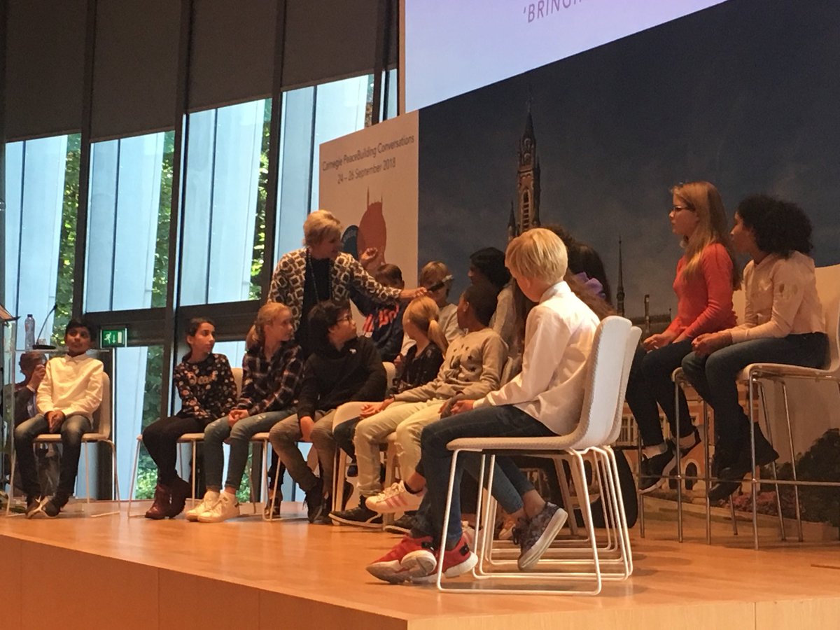 In gesprek met kinderen op de Carnegie Peacebuilding Conversation over vrede. Wat kan je zelf doen? En wat zou je willen doen?  Prachtige ideëen zoals ‘Verspreid ‘aardig zijn‘ en ‘accepteer elkaar’s gedachten met een open blik’. Carnegie: “Peace will happen”