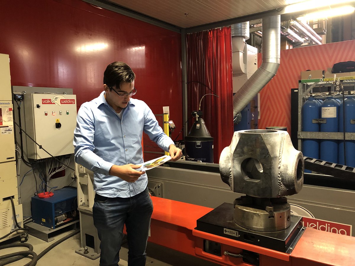 BarbaraKathmann's tweet photo. Deze (kraan) haak tilt 350 ton. Zeg maar een volgeladen Boeing 747! In Rotterdam “rolt” ie tegenwoordig uit de 3D printer #nexteconomy #ramlab De #mrdh is medesponsor van deze #innovatie #vliegwiel #NieuweEnergieVoorRotterdam #👊🏼♻️✌🏼💙 https://t.co/Up3moM1LWA