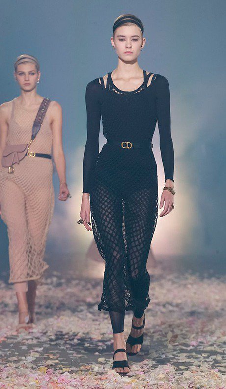 PatriciaCarta's tweet photo. DIRETO DE PARIS - Tecido telado é um dos destaques de desfile de #verao2019 da @dior na #pfw #diorss19 https://t.co/sBC9dBwFnB