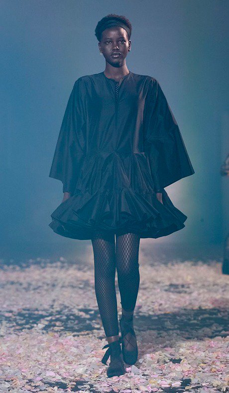 PatriciaCarta's tweet photo. DIRETO DE PARIS - Já divando no primeiro dia de #pfw: @adutakech na passarela da @dior #diorss19 https://t.co/NWAAq3lGWM