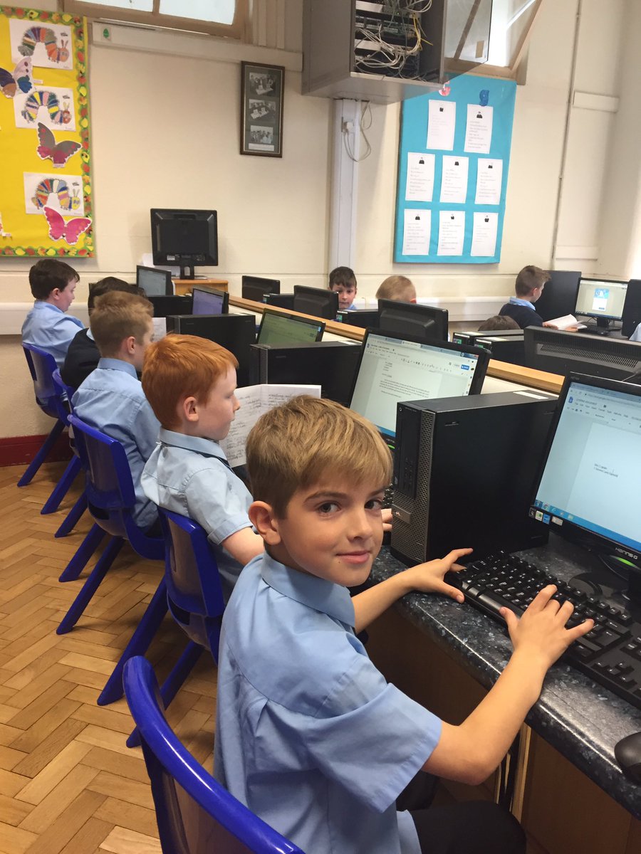 Castlebar_PS's tweet image. Rang 4 busy creating their final draft of letter writing exercises using #googlesuite @PDSTLiteracy @GoogleForEdu