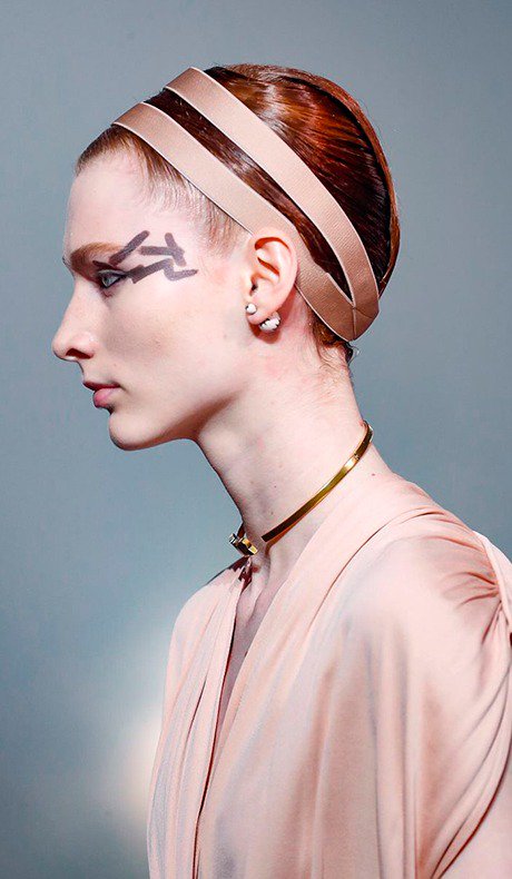PatriciaCarta's tweet photo. DIRETO DE PARIS - A bailarina moderna da @dior prende o cabelo com tiara de couro no #verao2019! #pfw #diorss19 https://t.co/bh7bzwjfFN