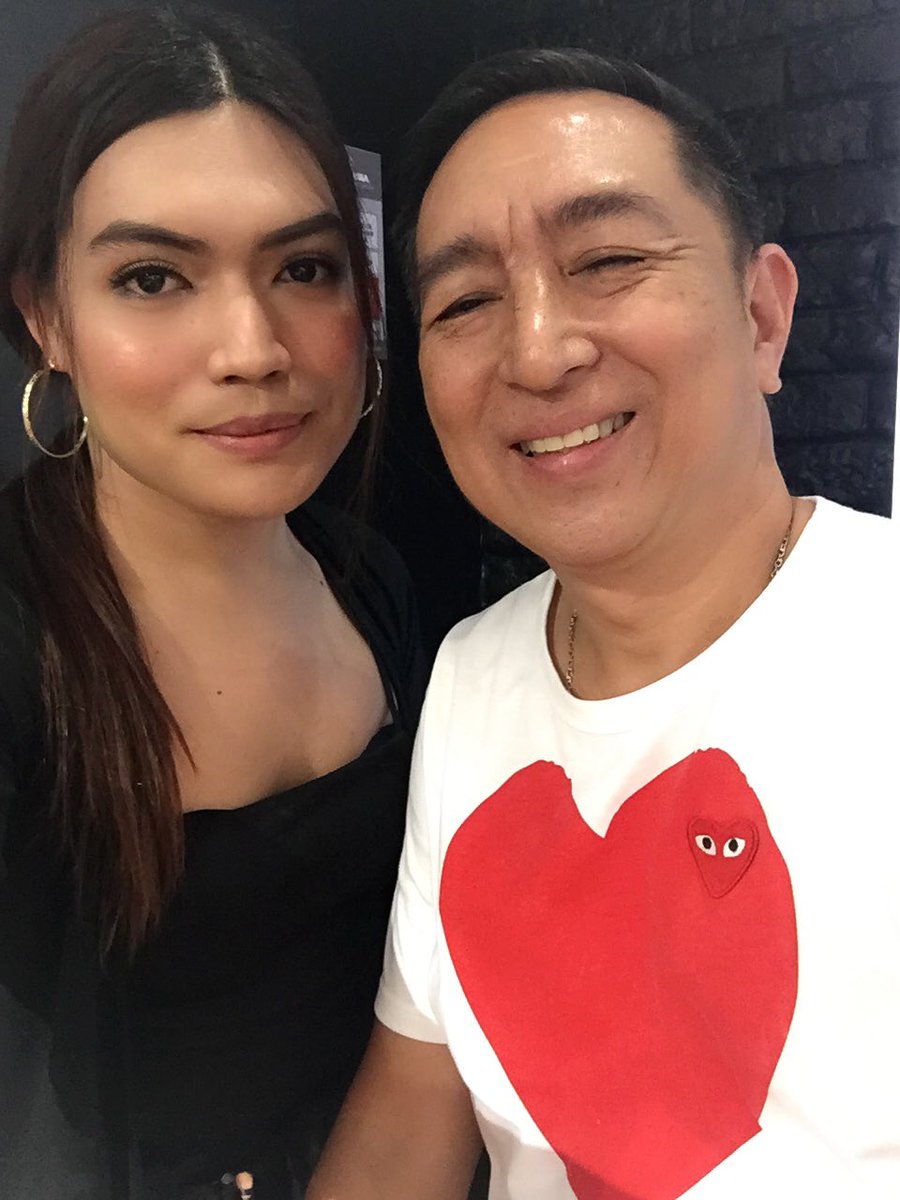ClaireNg1's tweet image. Say hi to daddy😊 @mainedcm thank you also for coming at MAC Counter with Mommy.💋💕💄 grabeh gwapo din ni daddy 😍 wooohooooo !!! all out support for #mainedcmForMAC lippie 💄 👏🏻👏🏻#MainedcmMACMakerNationwide #MainedcmMacMakerLaunch #MainedcmMacMaker