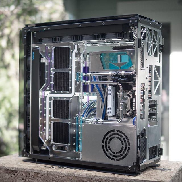 bittech's tweet image. This is the back of our @corsair #1000D #mod featuring #miniitx #ryzen PC with #hardlinetubing #watercooling. Every bit as beautiful as the front! 😍 #modding #pcmodding #pchardware #corsair instagram.com/p/BoHCU9YBHfs/