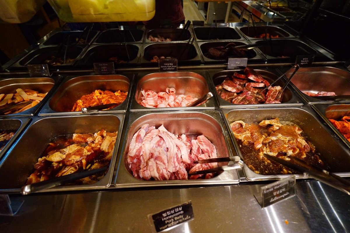 บุฟเฟ่ต์ปิ้งย่างเกาหลีราคาดี๊ดี เริ่มต้นที่ 199 บาททท😱 มีสามราคาคือ 199/299/499 มันคุ้มจริ๊งงง นอกจากปิ้งย่างยังมีพวกต๊อกปกกิ มาม่าเกาหลีอีก ใครชอบอาหารเกาหลีคือต้องมาโดน!
📍Nene BBQ : ถนนรัชดาภิเษก ซอย3 แยก 4 กรุงเทพมหานคร
📷 นักรีวิววงใน
#รีวิววงใน #วงในพาแดก