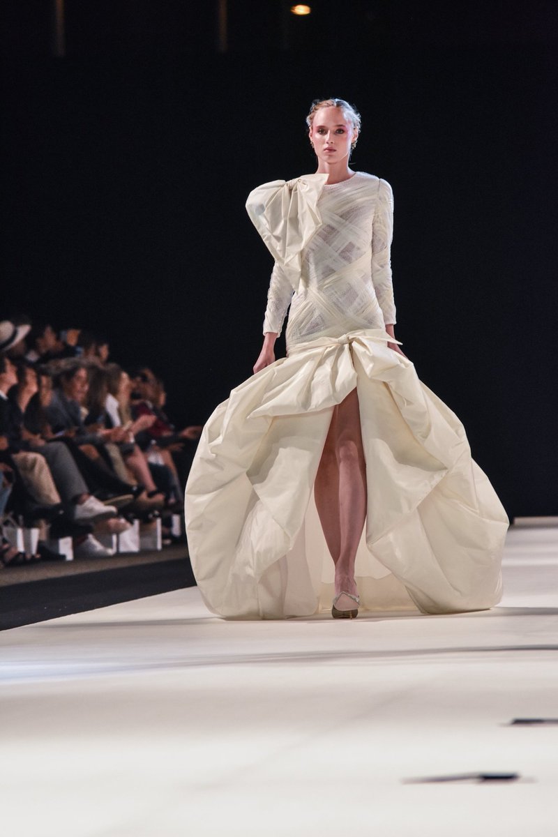 BridalBcnFW's tweet photo. This is not your average bridal look, but definitely a #BBFWmust. Dresses that show off your legs, are both a sexy and practical trend seen on the runway of #BBFW18. From mini-lengths to asymmetric skirts and slits, why not go for this daring and bold trend on your big day? https://t.co/dxNhrtjuhi