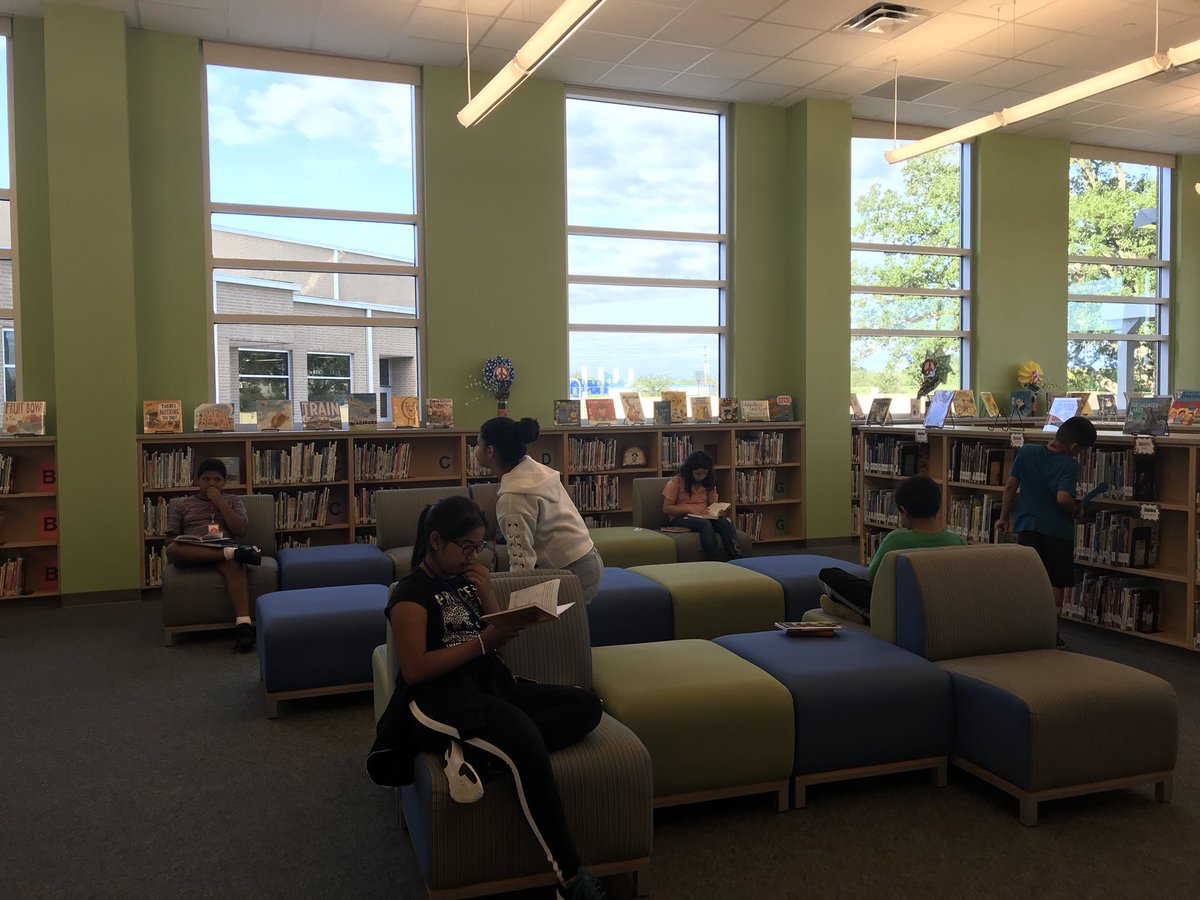 We love to #CelebrateMonday in the library with our favorites Ms. Craig and Ms. Salazar! #TrendThePositive