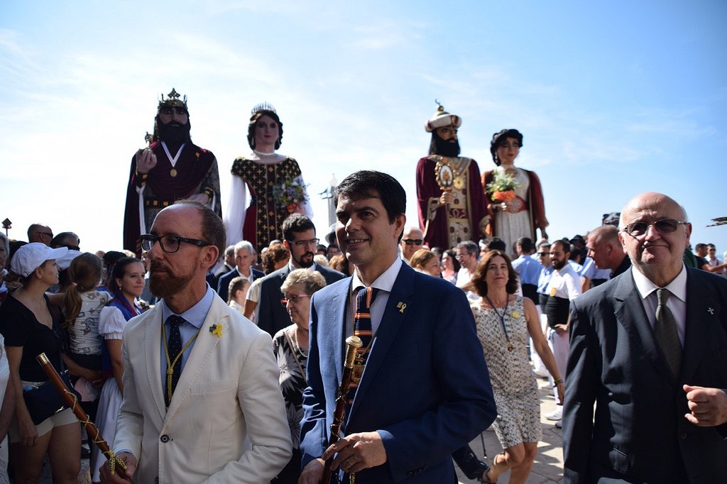 AjSitges's tweet photo. El president de la @diba i alcalde de l’@ajigualada, @marccastells, presideix l’Ofici i la Sortida d’Ofici de la @fmsitges de Santa Tecla.
➡️ https://t.co/sYeXe7Ar7U
#FMSitges18 #Sitges https://t.co/DytqnXyr67