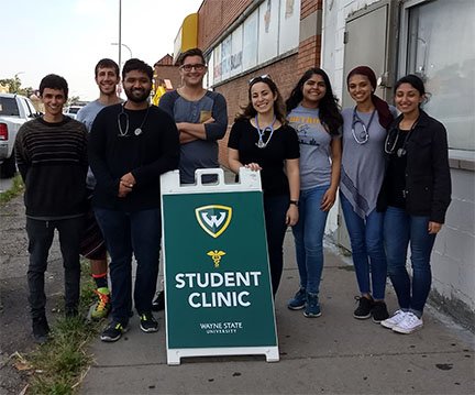 MOTION313's tweet photo. Hats off to Wayne State University medical students serving the Detroit community! They provide health screenings and nutritional information every Thursday fro 5p to 7p at the E&amp;N corner store, 1847 Livernois Ave, Detroit, MI 48204. https://t.co/VhYdVU5SuC