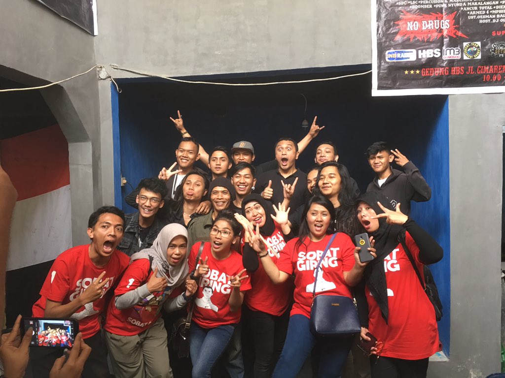 sobatgiring's tweet photo. Keseruan warga Kota Cimahi waktu Tim Sobat Giring silaturahmi bareng Kang Giring buat sharing soal musik sama temen temen Band Cimahi. Seru juga bisa sharing sama temen temen yang punya ketertarikan sama musik. 🤗 #sobatgiring #giring #indonesia #infobdg #samasamacintaindonesia https://t.co/l2y1pdO1ti