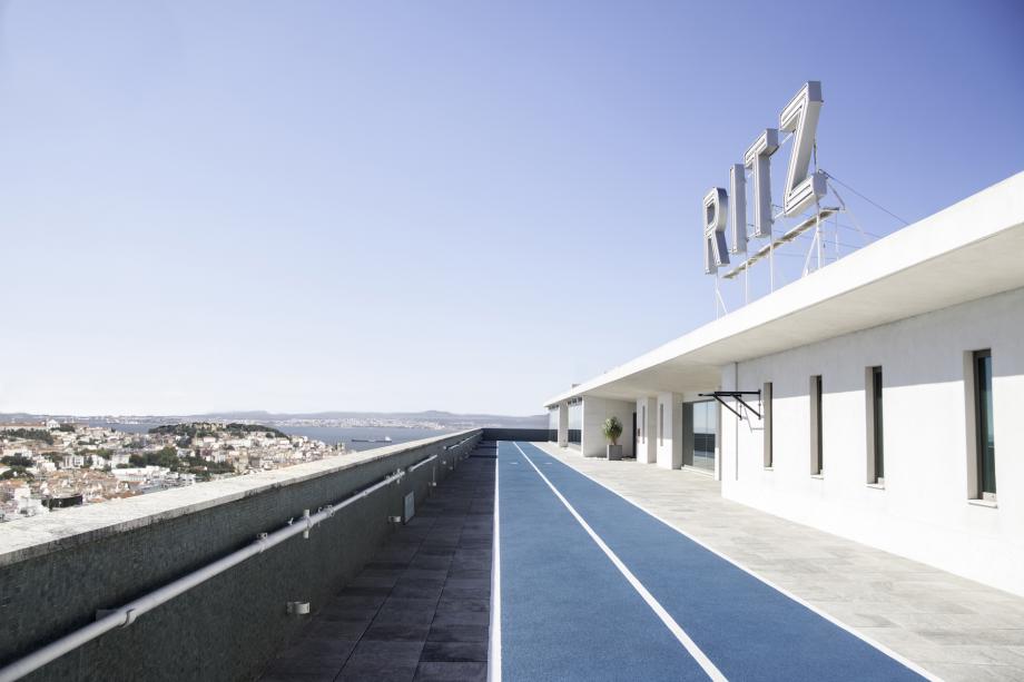 visitportugal's tweet photo. Its all about the #view at these nine #Lisbon #hotspots https://t.co/Gcl0k2xD0U | via @wallpapermag #Portugal #visitportugal #lisboa #light #river #tagus #rooftop #Views #culture #history @TurismodeLisboa https://t.co/trRDMJqVPh